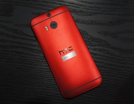 Cận cảnh HTC One M8 phiên bản màu đỏ đầu tiên tại Việt Nam - 6 Máy sử dụng chất liệu kim loại để tạo hình.