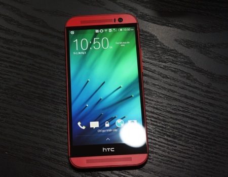 Cận cảnh HTC One M8 phiên bản màu đỏ đầu tiên tại Việt Nam - 1 HTC One M8 màu đỏ tại Việt Nam.