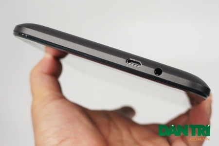 Cận cảnh chiếc tablet nghe gọi, lướt web giá 3 triệu đồng của Asus - 8 Cạnh trên là cổng sạc và ngõ ra âm thanh