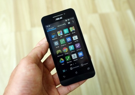 Máy chạy trên nền tảng Android 4.3 Jelly Bean và sẽ nâng cấp lên 4.4 KitKat trong thời gian tới