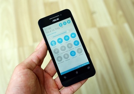 Giao diện máy được tuỳ biến, Asus gọi nó là Zen UI