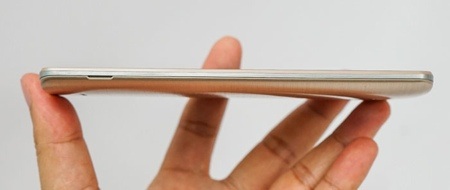 LG G3 màu vàng bất ngờ xuất hiện tại Việt Nam - 4 Cạnh viền trong với điểm nhấn là một lớp viền mỏng chạy xung quanh màu xám giả kim loại sáng