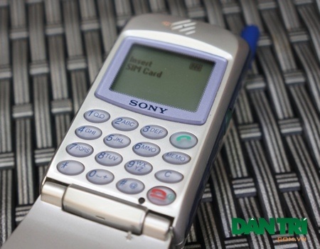 Cận cảnh 2 chiếc điện thoại cổ nghe nhạc đầu tiên trên thế giới - 3 Sony CMD MZ5.