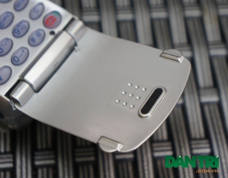 Cận cảnh 2 chiếc điện thoại cổ nghe nhạc đầu tiên trên thế giới - 17 Tương tự như M100, dòng sản phẩm này có nắp đập, giúp bảo vệ các phím bấm được tốt nhất