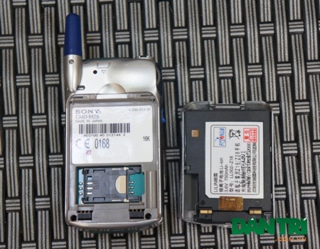 Cận cảnh 2 chiếc điện thoại cổ nghe nhạc đầu tiên trên thế giới - 18 Và pin hiện vẫn còn sử dụng rất tốt.
