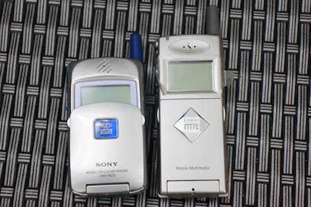 Bộ đôi điện thoại nghe nhạc đầu tiên trên thế giới được mua từ nước ngoài về.