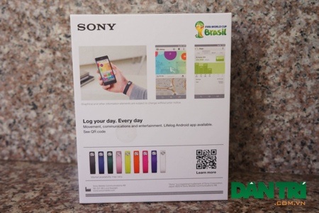 Trên tay vòng đeo theo dõi sức khỏe SmartBand của Sony - 2 Với mặt sau là thông tin về sản phẩm, máy có đến 9 màu sắc để người dùng lựa chọn