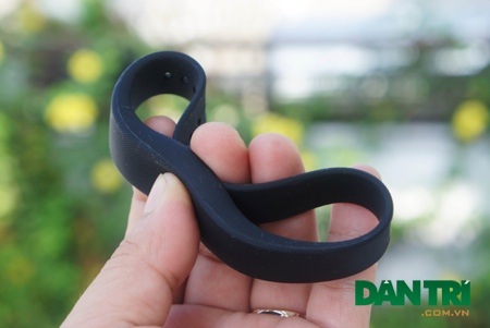 Trên tay vòng đeo theo dõi sức khỏe SmartBand của Sony - 5 Và có thể uốn cong thoải mái mà không có hề hấn gì