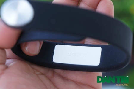 Trên tay vòng đeo theo dõi sức khỏe SmartBand của Sony - 9 Sau khi gắn, vòng đeo tay SmartBand trở thành môt thiết bị y tế thực thụ