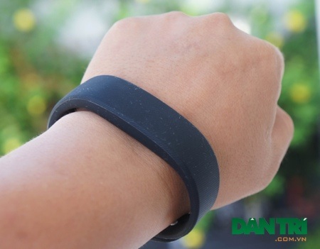 Trên tay vòng đeo theo dõi sức khỏe SmartBand của Sony - 11 Khi đeo trên tay.