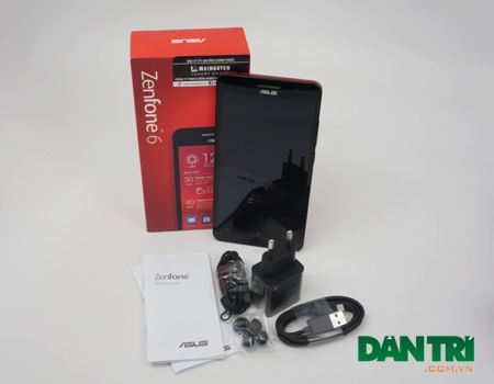 Zenfone 6 - phablet giá rẻ của Asus đã lên kệ thị trường Việt - 3 Máy đi kèm phụ kiện là sạc, cáp microUSB và tai nghe
