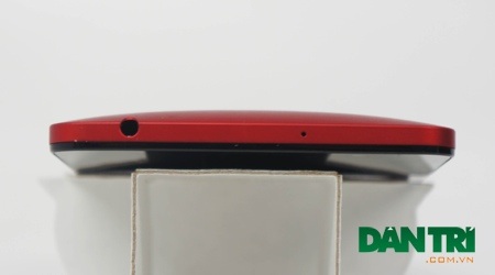 Zenfone 6 - phablet giá rẻ của Asus đã lên kệ thị trường Việt - 7 Cạnh trên là ngõ ra âm thanh