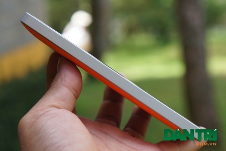 Lumia 930 chính thức bán ra thị trường với giá 12,99 triệu đồng - 6 Trong khi cạnh trái trơn