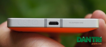 Lumia 930 chính thức bán ra thị trường với giá 12,99 triệu đồng - 7 Cạnh dưới của máy là cổng sạc, ở mỗi góc được bo tròn giúp máy mềm mại hơn