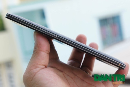 Oppo tung smartphone 2K đầu tiên tại thị trường Việt - 6 Và cạnh phải, Oppo trang bị phím bấm âm lượng và một khe nhỏ để tháo mặt sau của máy