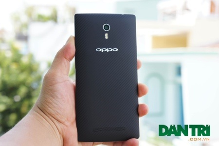 Oppo tung smartphone 2K đầu tiên tại thị trường Việt - 7 Và cạnh phải, Oppo trang bị phím bấm âm lượng và một khe nhỏ để tháo mặt sau của máy