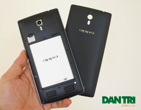 Oppo tung smartphone 2K đầu tiên tại thị trường Việt - 9 Đằng sau lớp vỏ là nơi đặt vị trí pin, SIM và thẻ nhớ
