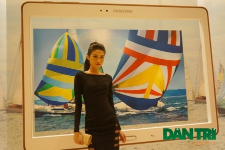 Samsung chính thức mang Galaxy Tab S về Việt Nam, giá từ 12 triệu đồng - 3 Tại sự kiện, Samsung dựng lên những mô hình Tab S cỡ lớn nhiều màu sắc