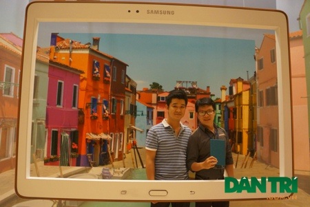 Samsung chính thức mang Galaxy Tab S về Việt Nam, giá từ 12 triệu đồng - 4 Khách tham quan thích thú chụp ảnh bên cạnh các mô hình được dựng sẵn