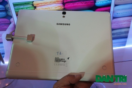 Samsung chính thức mang Galaxy Tab S về Việt Nam, giá từ 12 triệu đồng - 7 Toàn bộ mặt sau đan lỗ tương tự như Galaxy S5