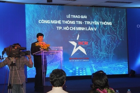 Phát động giải thưởng CNTT-TT TPHCM lần thứ VI - 1 Ông Lê Thái Hỷ, Giám đốc sở TTTT TP.HCM trao Giải thưởng CNTT - TT lần V.