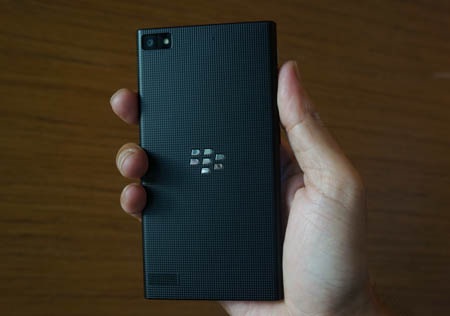Toàn bộ mặt sau của Blackberry Z3.