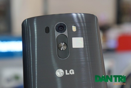 Đập hộp LG G3 phiên bản 16 GB giá 12,9 triệu đồng - 9 Điểm ấn tượng nhất trên G3 là camera trang bị thêm chiếc đèn laser hỗ trợ chụp ảnh nhanh chóng