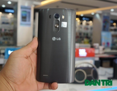 Đập hộp LG G3 phiên bản 16 GB giá 12,9 triệu đồng - 5 Ở mặt sau là vỏ nhựa với hoạ tiết giả vân kim loại