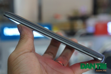 Đập hộp LG G3 phiên bản 16 GB giá 12,9 triệu đồng - 7 Các phím bấm chính được dời ra sau thì vì ở cạnh bên