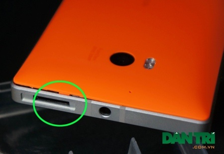 "Mổ xẻ" Lumia 930 để khám phá bên trong - 3 Nắp lưng tự bung ra, và người dùng chỉ cần dùng tay để cậy nhẹ các khớp nối một cách dễ dàng