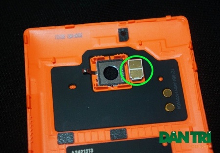 "Mổ xẻ" Lumia 930 để khám phá bên trong - 5 Tại nắp lưng, Nokia tích hợp đèn flash trợ sáng thay vì dính trên bo mạch