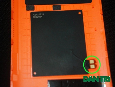 "Mổ xẻ" Lumia 930 để khám phá bên trong - 6 NFC cũng nằm tại nắp lưng này