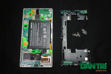 "Mổ xẻ" Lumia 930 để khám phá bên trong - 9 Tiến hành tháo từng ốc vít