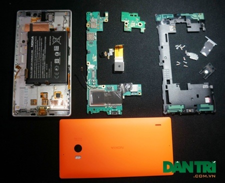 "Mổ xẻ" Lumia 930 để khám phá bên trong - 15 Toàn bộ các chi tiết của máy khi tháo rời.