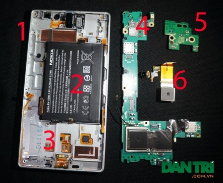 "Mổ xẻ" Lumia 930 để khám phá bên trong - 12 Người dùng cần cận thẩn ở giai đoạn này, gỡ nhẹ nhàng tránh đứt cáp kết nối
