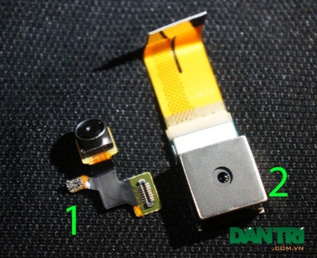 "Mổ xẻ" Lumia 930 để khám phá bên trong - 13 Người dùng cần cận thẩn ở giai đoạn này, gỡ nhẹ nhàng tránh đứt cáp kết nối