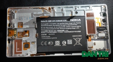"Mổ xẻ" Lumia 930 để khám phá bên trong - 14 Pin có thể thay thế dễ dàng, Nokia dùng nguồn Pin dung lượng 2.420 mAh