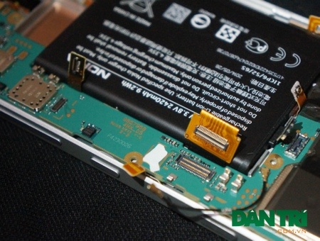 "Mổ xẻ" Lumia 930 để khám phá bên trong - 10 Người dùng cần cận thẩn ở giai đoạn này, gỡ nhẹ nhàng tránh đứt cáp kết nối