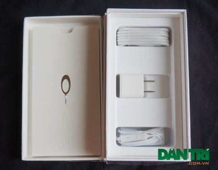 Các phụ kiện được nằm bên dưới, gồm: sạc, tai nghe và củ sạc