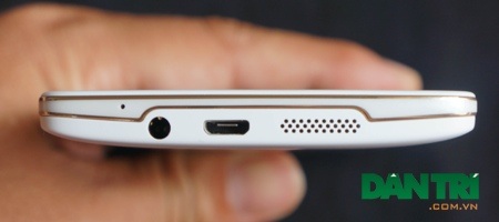 Ở cạnh dưới là nơi đặt ngõ ra âm thanh, cổng sạc và loa ngoài