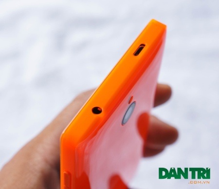 Cận cảnh Nokia X2 chính hãng tại Việt Nam - 7 Nokia X2 di chuyển cổng sạc lên phía trên so với Nokia X là ở dưới