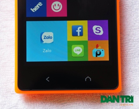 Cận cảnh Nokia X2 chính hãng tại Việt Nam - 12 Ở cạnh dưới, người dùng sẽ thấy 2 phím bấm điều hướng khác hoàn toàn so với Nokia X