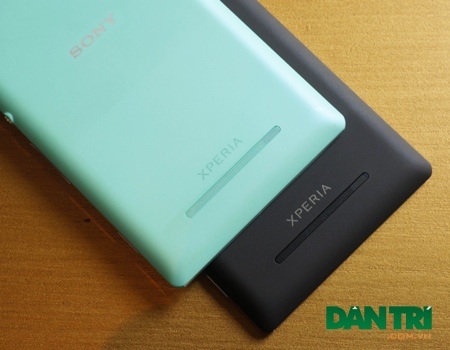 Phần dưới là loa ngoài của máy