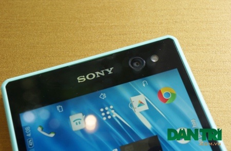 Tuy nhiên điểm đặc biệt nhất là chiếc camera ở mặt trước hỗ trợ chụp ảnh tự sướng với đèn Flash