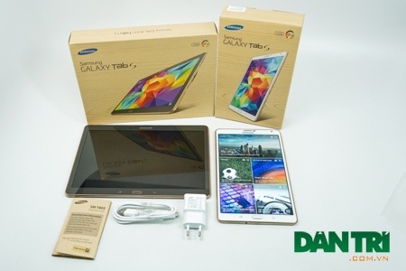Đập hộp bộ đôi Galaxy Tab S chính hãng tại Việt Nam - 3 Máy đi kèm sạc pin và sách hướng dẫn sử dụng