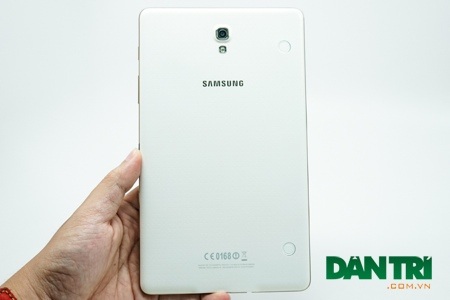 Đập hộp bộ đôi Galaxy Tab S chính hãng tại Việt Nam - 8 Nắp lưng của máy không thể tháo rời và được thiết kế đục lỗ, cho việc cầm nắm chắc chắn hơn