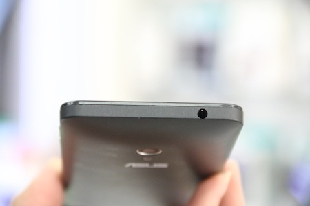 Cạnh trên vẫn là ngõ ra âm thanh