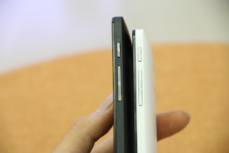 Ngoài ra, cạnh bên vẫn tương tự với các phím bấm âm lượng và nguồn.