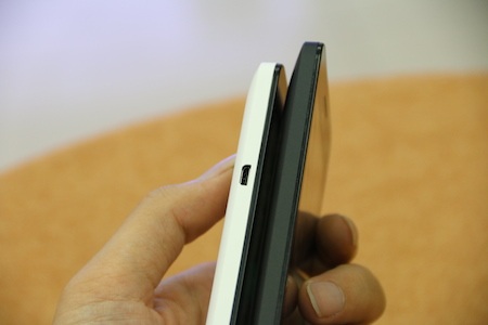 Thay vì cạnh bên như phiên bản Zenfone 4 trước đó