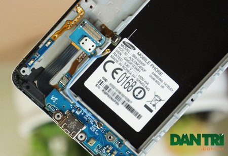 Tháo rời chiếc điện thoại Galaxy Alpha đầu tiên tại Việt Nam - 9 Phía dưới là một mainboard dùng cho phím bấm chính và cảm biến vân tay